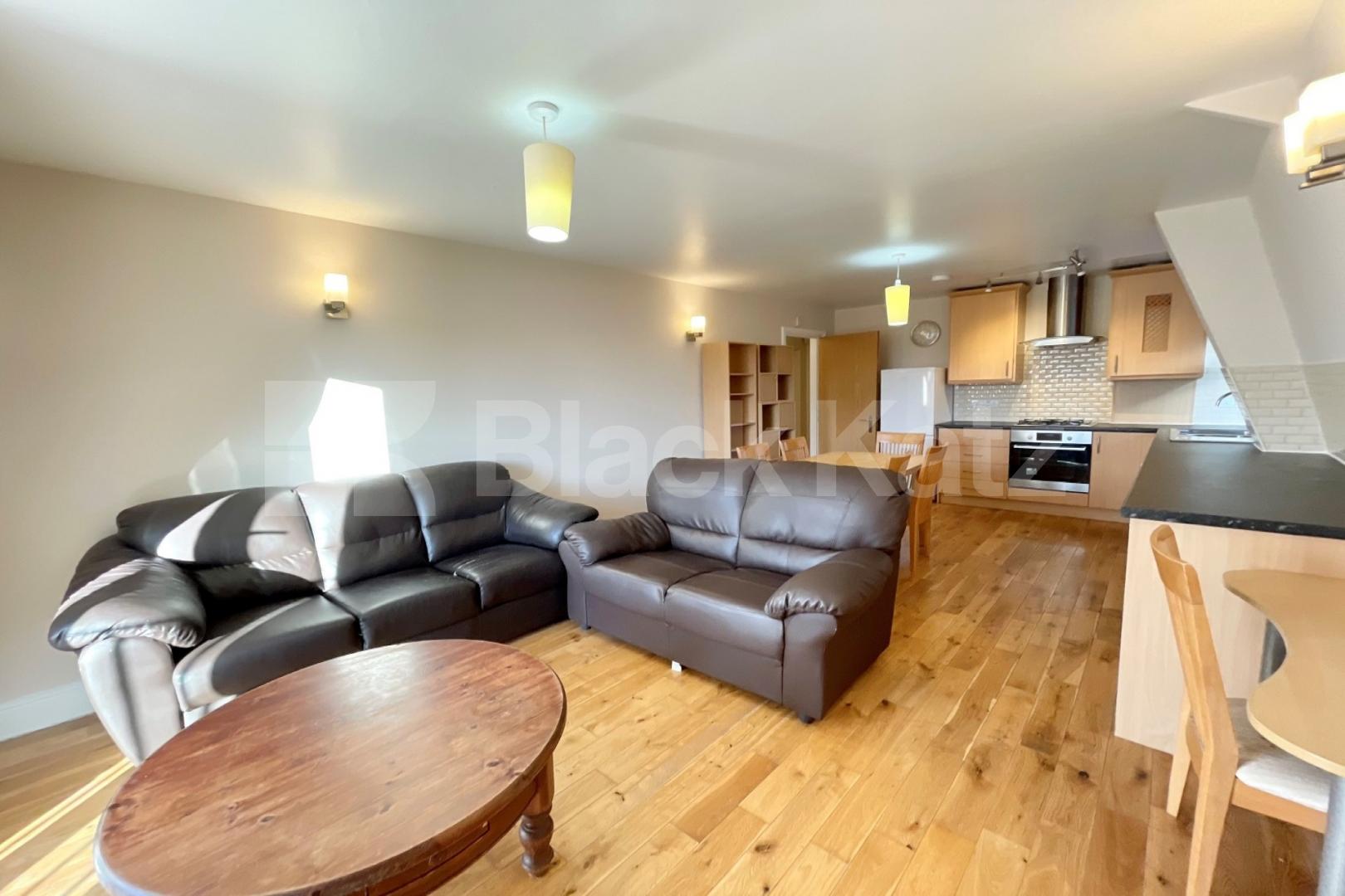 Bright & airy top floor four bedroomed apartment with two bathrooms Farnan Road  - Farnan Lodge, Streatham